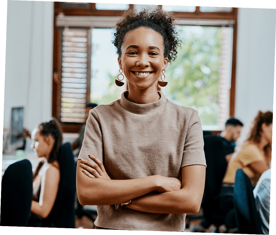 Mulher trabalhando em iniciativa de inclusão socioprodutiva